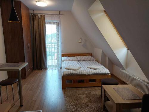 Posteľ alebo postele v izbe v ubytovaní Apartamenty CEDE Zakopane