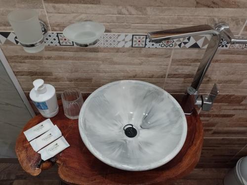 a bathroom with a white sink on a wooden table at Flor de Lis in Puerto Iguazú