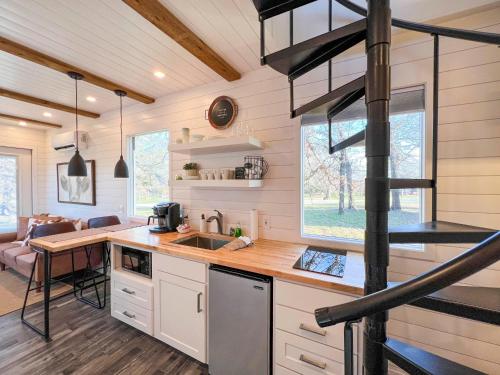 NEW The Flagship 2 Story Container Homeにあるキッチンまたは簡易キッチン