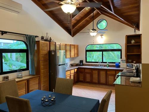 ノサラにあるVilla Tortugaのテーブルと冷蔵庫のあるキッチン