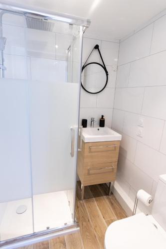 une salle de bain avec une douche, un lavabo et des toilettes dans l'établissement Joli Studio Climatisé 'Alma 4' - Cœur de Béziers - Wifi Fibre - Netflix, à Béziers