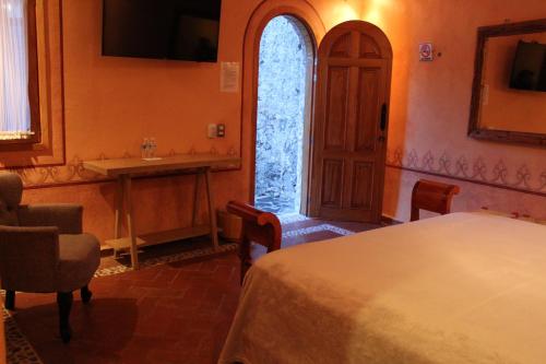 a bedroom with a bed and a sink and a window at Hotel Casa Caro in Bernal