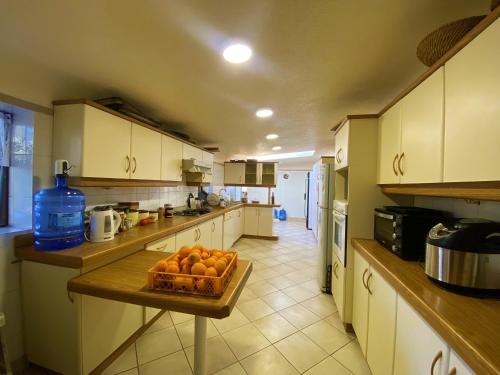 a kitchen with a bowl of oranges on a table at Parcela Olmué La Luz in Olmué