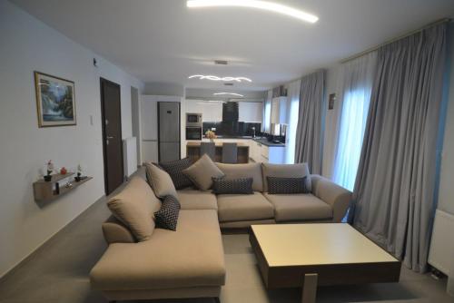 Poly's Home 2