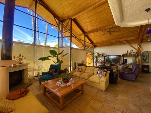 a living room with a couch and a table at Parcela Olmué La Luz in Olmué