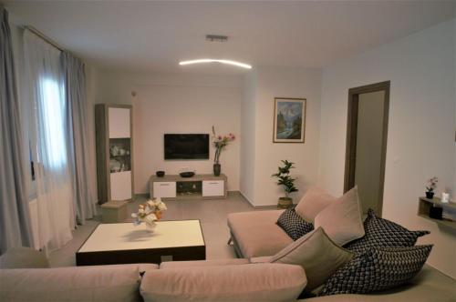 un soggiorno con divano e tavolo di Poly's Home 2 a Ioannina