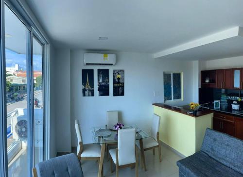 - une cuisine et une salle à manger avec une table et des chaises dans l'établissement Apartamento 202, à Carthagène des Indes