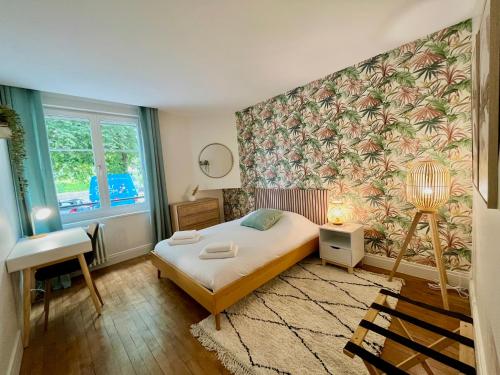 une petite chambre avec un lit et une fenêtre dans l'établissement HONEY - Reims Hypercentre, à Reims