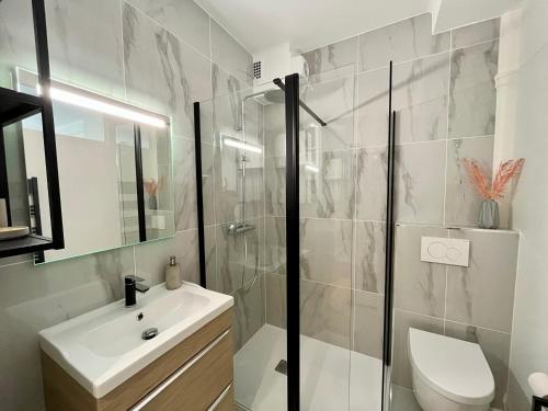 y baño con ducha, lavabo y aseo. en HONEY - Reims Hypercentre, en Reims
