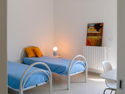una camera con un letto e due sedie di Fenice a Lizzano