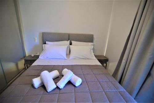 un letto con due asciugamani arrotolati sopra di Poly's Home 2 a Ioannina