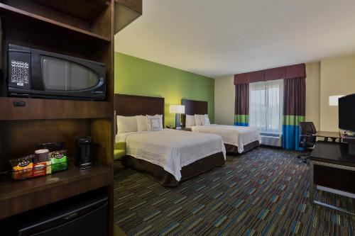 Fairfield Inn & Suites Riverside Corona/Norco في نوركو: غرفة فندقية بسريرين وتلفزيون بشاشة مسطحة
