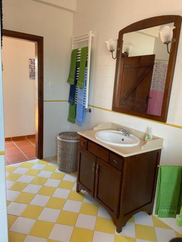 W łazience znajduje się umywalka i lustro. w obiekcie Casa do Cabeço w mieście Benedita