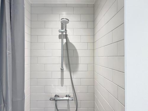 um chuveiro na casa de banho com azulejos brancos em Spacious 3 Bedroom Apartment With Balcony At Richard Mortensens Vej em Copenhaga