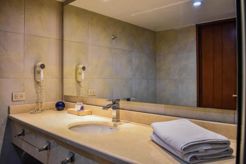 波哥大科拉127普兰尼图德公寓式酒店的带水槽和镜子的浴室