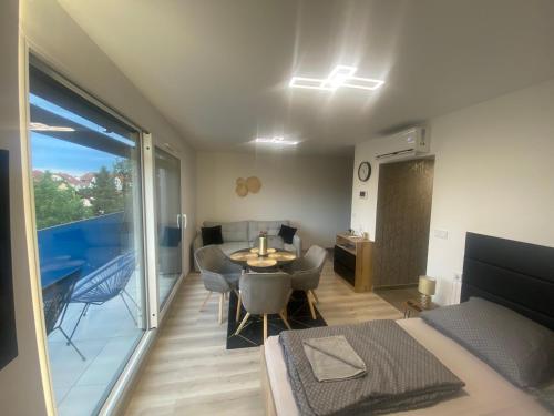 Posedenie v ubytovaní Lake View Penthouse