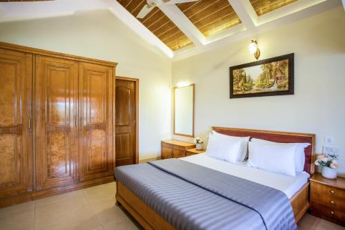 Ein Bett oder Betten in einem Zimmer der Unterkunft 'Golden Oceans' 3 bhk beach view villa