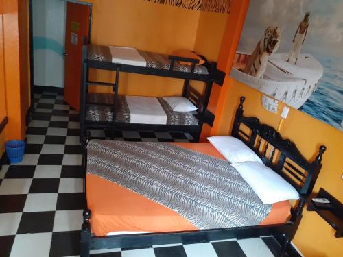Łóżko lub łóżka piętrowe w pokoju w obiekcie Hotel Pueblito Playa