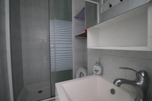 ein Bad mit einem Waschbecken, einer Dusche und einem WC in der Unterkunft Montrouge 1 Bedroom Flat 30m2 - (2 pièces) in Montrouge