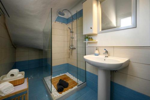 uma casa de banho com um chuveiro com um lavatório e um lavatório em Villa Alina em Lefkimmi