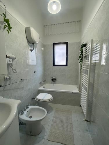 a bathroom with a toilet sink and a bath tub at B&B Al Castello in Sammichele di Bari