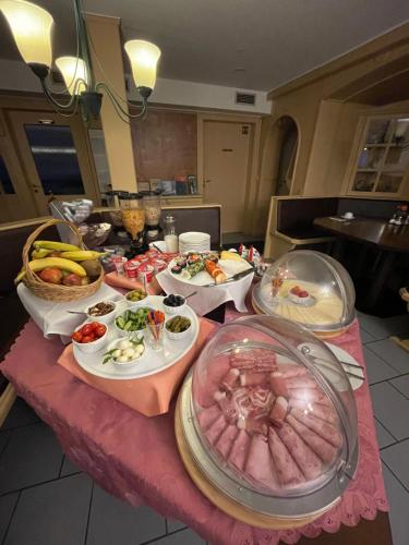 ゲストハウスの敷地内または近くでの食事または食べ物