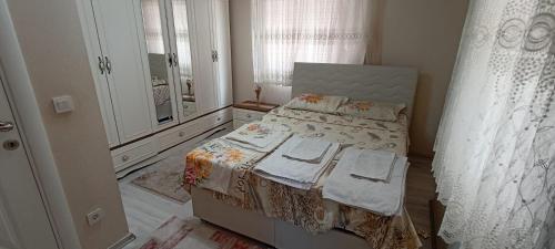 een kleine slaapkamer met een bed en een spiegel bij SOYLU Suites in Trabzon
