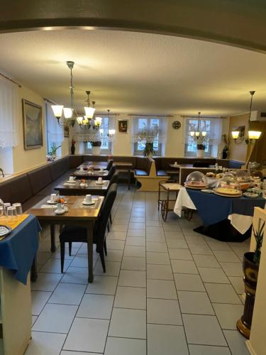 uma sala de jantar com mesas e sofás em Hotel Zum Lamm em Ansbach