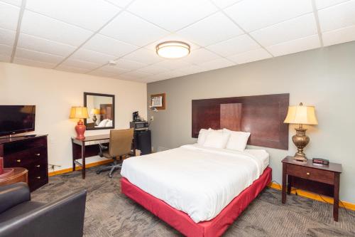 una camera d'albergo con letto e scrivania di Brentwood Motor Inn a Marquette