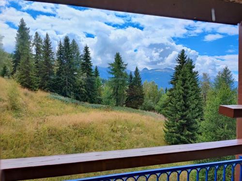 d'un balcon avec vue sur un champ et des arbres. dans l'établissement Arc 1800 - Studio 5p - Réservations du Samedi au Samedi uniquement, à Arc 1800