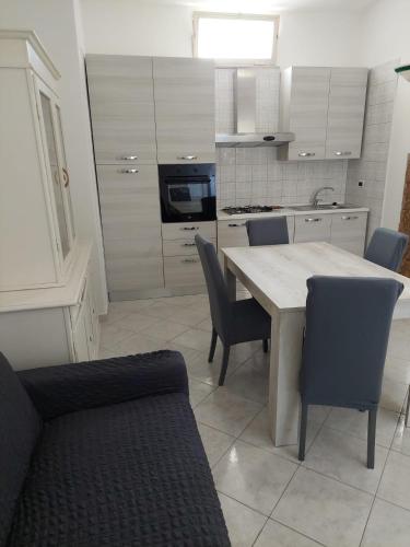 eine Küche mit einem Tisch und Stühlen im Zimmer in der Unterkunft CASA DEL SOLE in Ischia