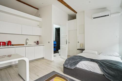 AIR CONDITIONER New Apartment near Champs Elysées