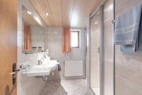 Koupelna v ubytování Hotel Garni Birkhahn