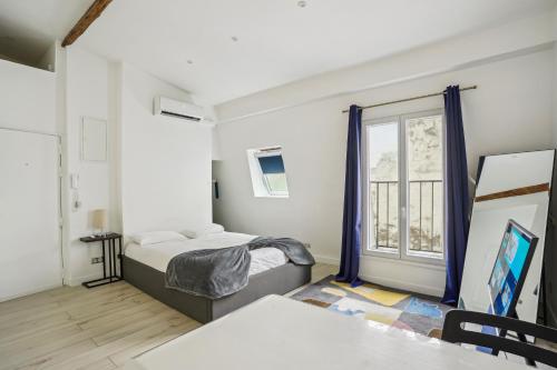 une chambre avec un lit et une fenêtre dans l'établissement New Apartment near Champs Elysées, à Paris