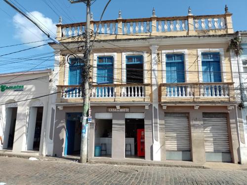 um edifício antigo com uma varanda em cima em Pouso das Artes Cachoeira-hospedaria e espaço cultural em Campinas