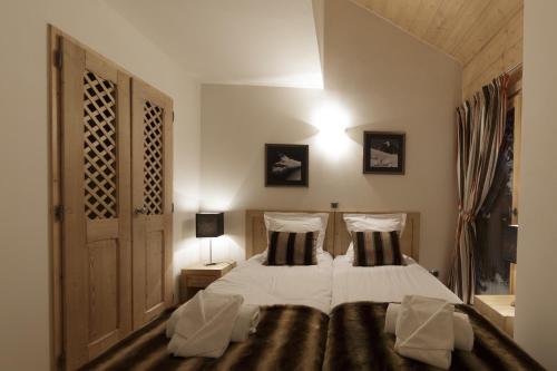 Tempat tidur dalam kamar di CGH Résidences & Spas Le Napoléon