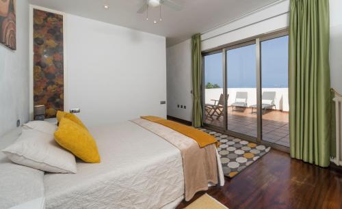 - une chambre avec un lit et une vue sur l'océan dans l'établissement Villa Laurisilva, à El Sauzal