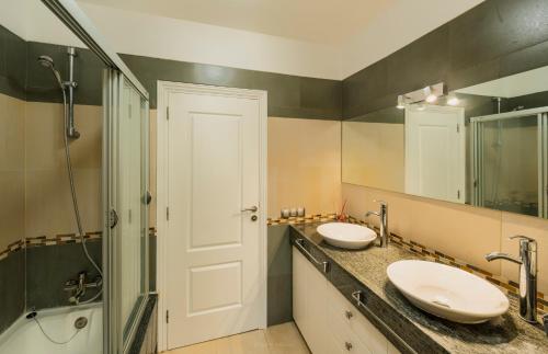 a bathroom with two sinks and a shower at Villa Laurisilva in Sauzal