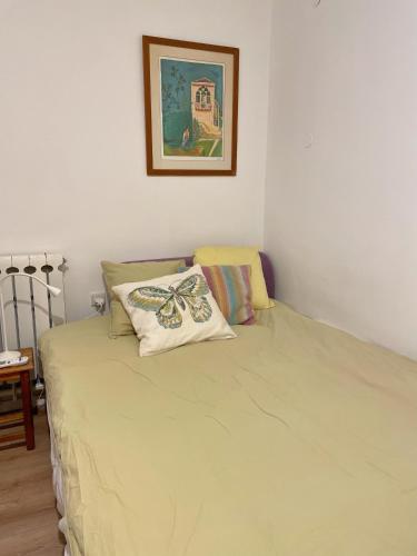 a bedroom with a bed with a green comforter at פסק זמן in Ramat Shlomo