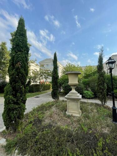 un vase au milieu d'une cour avec un arbre dans l'établissement Studio Terrasse Disney Paris, à Serris