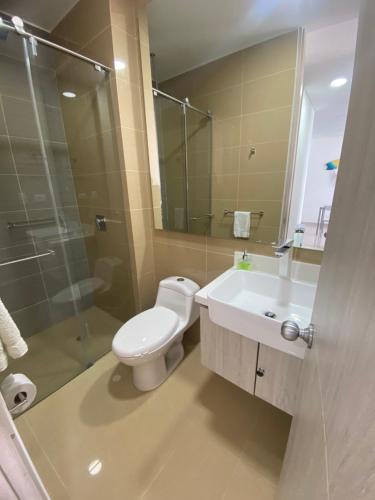 a bathroom with a toilet and a sink and a shower at Apartamento en Santa Marta - Samaria junto a la Playa Pozos Colorados in Gaira