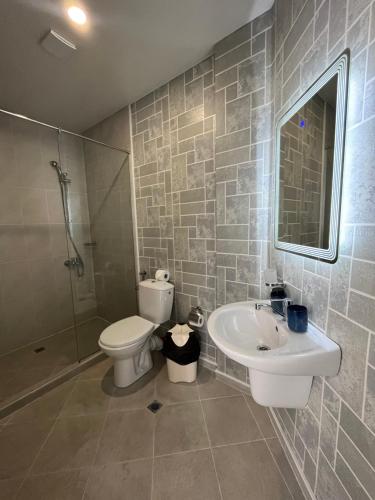 La salle de bains est pourvue d'un lavabo, de toilettes et d'une douche. dans l'établissement Studio Maria Balchik, à Balchik