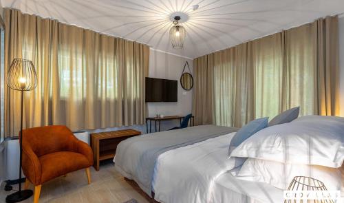 ein Hotelzimmer mit einem Bett und einem Stuhl in der Unterkunft Natura I in Veprinac