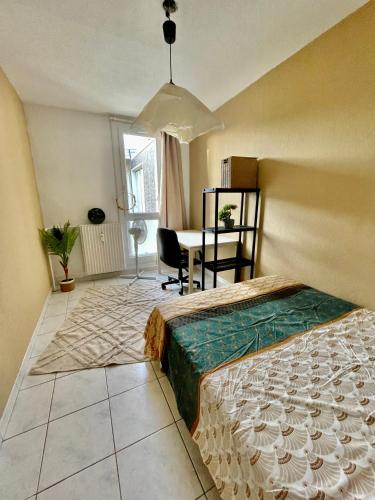 une chambre avec un lit et un bureau dans l'établissement Appartement T5, à Montpellier
