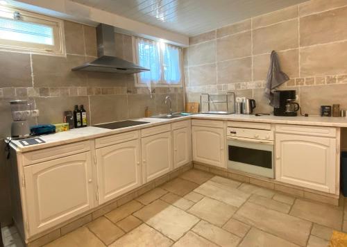 Kuchyň nebo kuchyňský kout v ubytování Appartement avec accès privé à la rivière