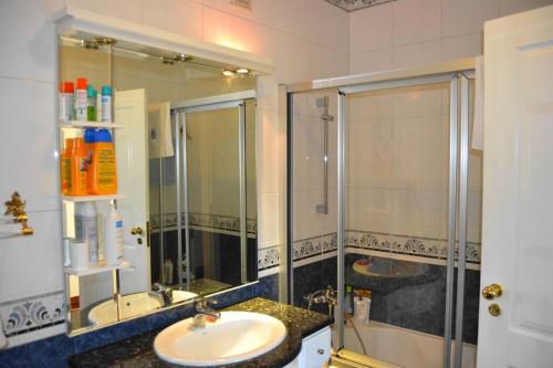 een badkamer met een wastafel en een douche bij Villa at Ericeira in a private condominium in Ericeira