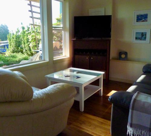 a living room with a couch and a coffee table at AnnArthur Guest House in Nanaimo