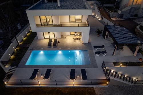 Luftaufnahme eines Hauses mit Swimmingpool in der Unterkunft Villa Mirage in Tugare