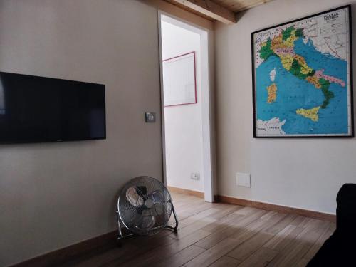 Zimmer mit einem Ventilator und einer Wand mit einer Karte in der Unterkunft Un rifugio bohémien in Turin