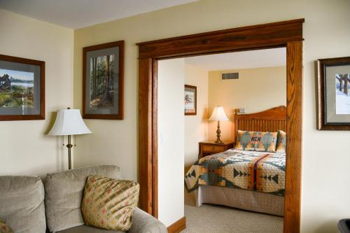 Ένα ή περισσότερα κρεβάτια σε δωμάτιο στο Chestnut Inn at Oquaga Lake